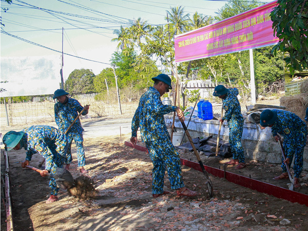 Sư đoàn 377 tham gia làm dân vận tại phường Cam Phúc Nam, thành phố Cam Ranh