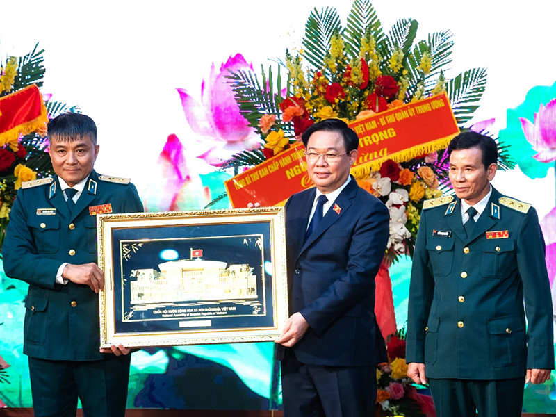 Chủ tịch Quốc hội Vương Đình Huệ dự Lễ kỷ niệm 60 năm Ngày truyền thống Quân chủng Phòng không - Không quân