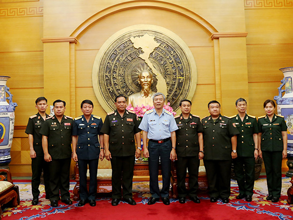 Đoàn cán bộ Văn phòng Bộ Quốc phòng Quân đội nhân dân Lào thăm và trao đổi chuyên môn tại Quân chủng