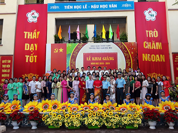 760 đoàn cán bộ, chiến sĩ  của Quân chủng tới dự, chúc mừng, tặng quà tại 760 Trường học trên cả nước nhân dịp Khai giảng năm học mới
