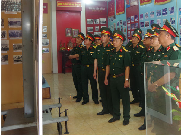 Đoàn cán bộ, giảng viên, học viên Học viện Quốc phòng tham quan, học tập, nghiên cứu tại Trung đoàn 923