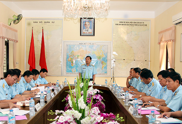 Tư lệnh Quân chủng kiểm tra Trung đoàn Không quân 916