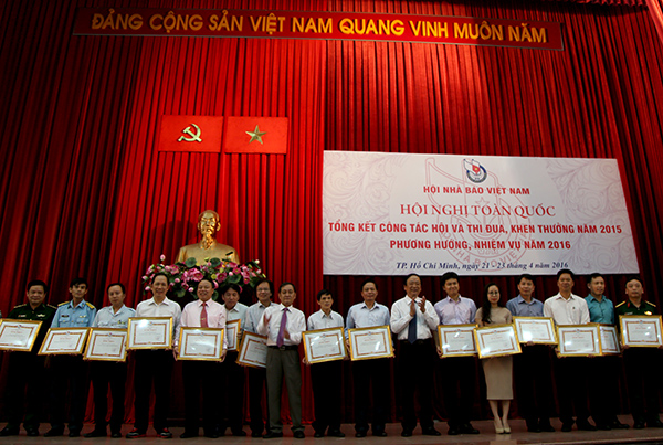 Báo Phòng không-Không quân được tặng Bằng khen tại Hội nghị toàn quốc Hội Nhà báo Việt Nam năm 2016