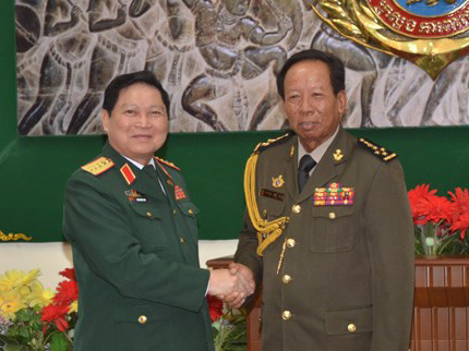 Việt Nam luôn coi trọng và dành ưu tiên hàng đầu trong việc phát triển quan hệ láng giềng tốt đẹp với Campuchia