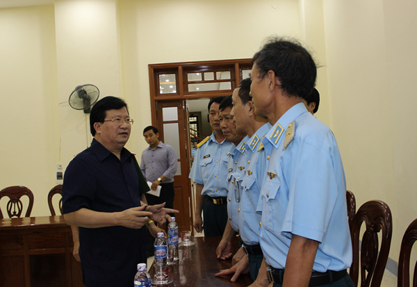 Phó Thủ tướng Trịnh Đình Dũng thăm hỏi, động viên gia đình Đại tá, phi công Trần Quang Khải