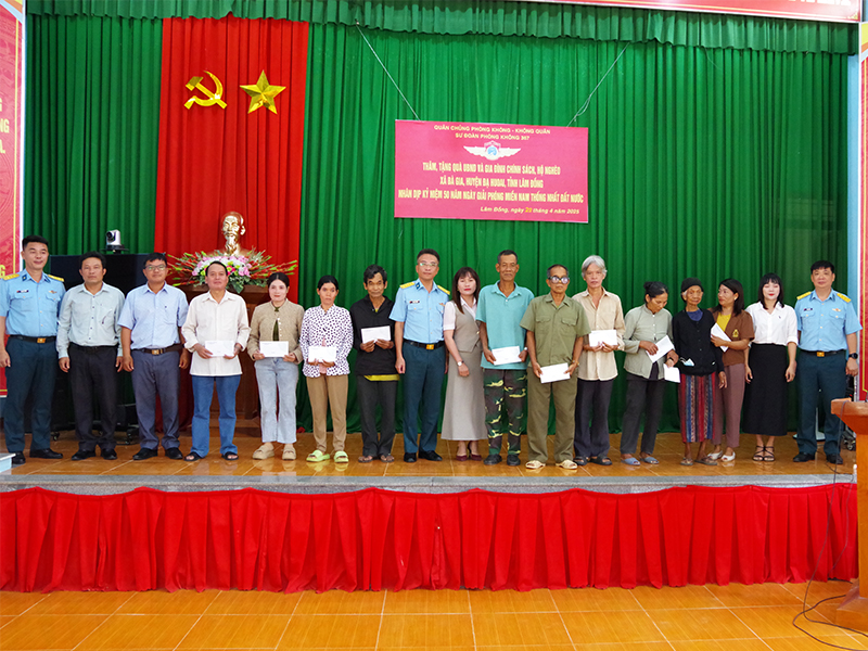 Sư đoàn 367 thăm, tặng quà các đối tượng chính sách, hộ nghèo trên địa bàn xã Bà Gia