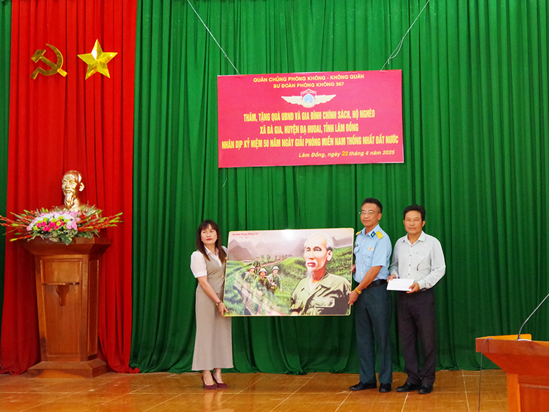 Sư đoàn 367 thăm, tặng quà các đối tượng chính sách, hộ nghèo trên địa bàn xã Bà Gia