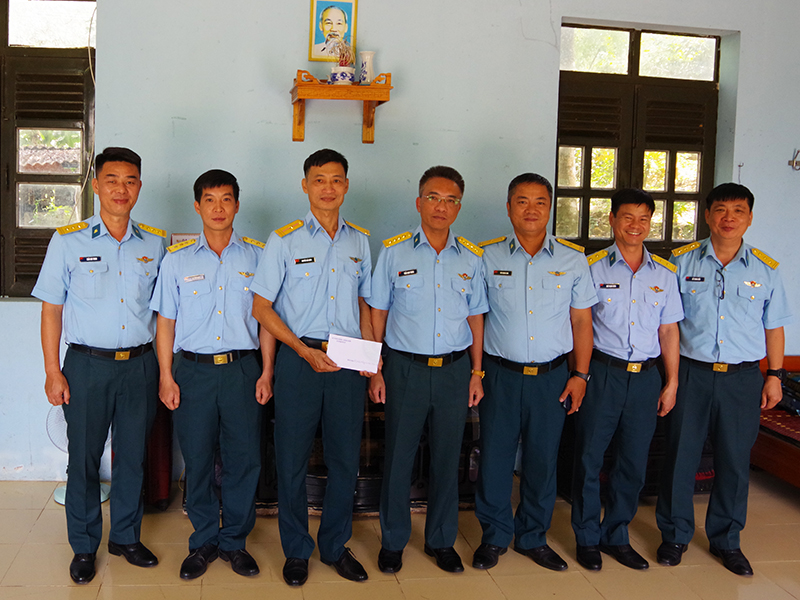 Sư đoàn 367 thăm, tặng quà các đối tượng chính sách, hộ nghèo trên địa bàn xã Bà Gia