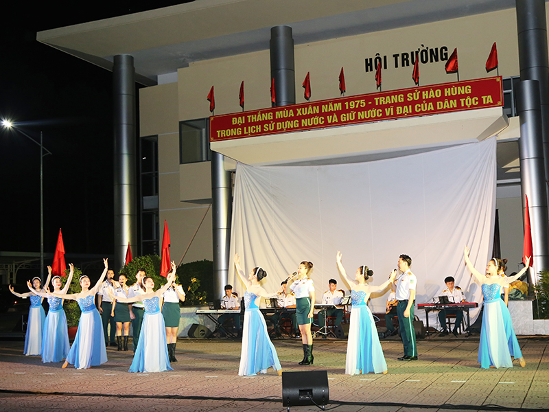 Đoàn Văn công Quân chủng Phòng không - Không quân biểu diễn phục vụ cán bộ, chiến sĩ Tiểu đoàn diễu binh, diễu hành và Nhà máy A42
