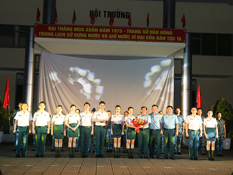 Đoàn Văn công Quân chủng Phòng không - Không quân biểu diễn phục vụ cán bộ, chiến sĩ Tiểu đoàn diễu binh, diễu hành và Nhà máy A42