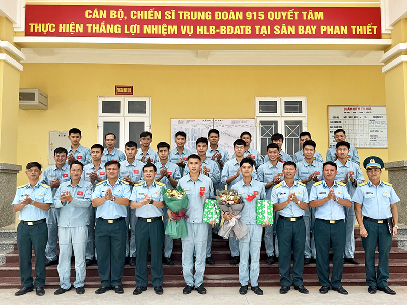 Trung đoàn 915 tổ chức thành công ban bay thả đơn cho học viên phi công