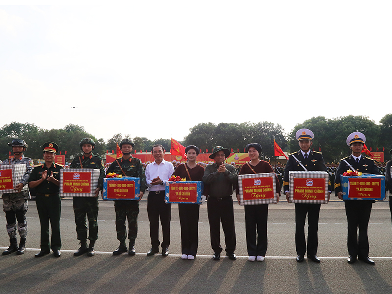 Thủ tướng Phạm Minh Chính Kiểm tra, động viên các lực lượng thuộc Bộ Quốc phòng tham gia diễu binh, diễu hành