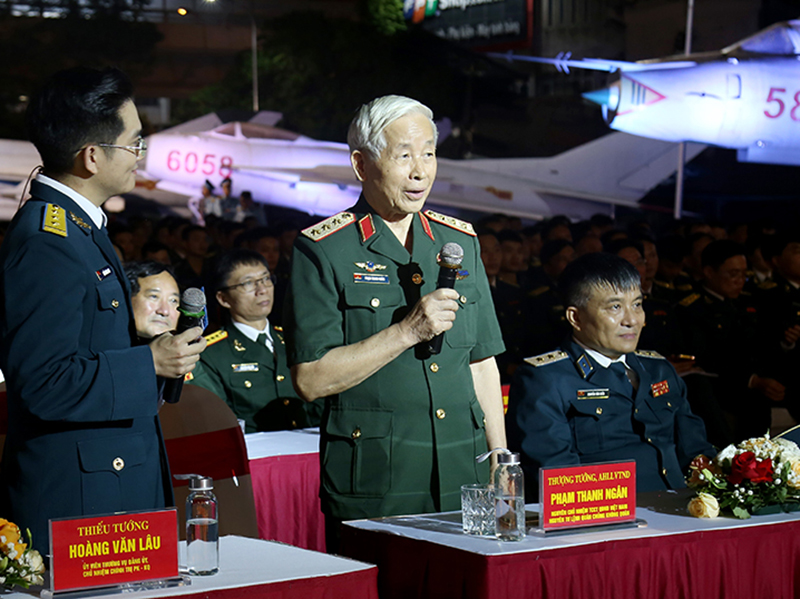 Vinh quang người chiến sĩ canh trời