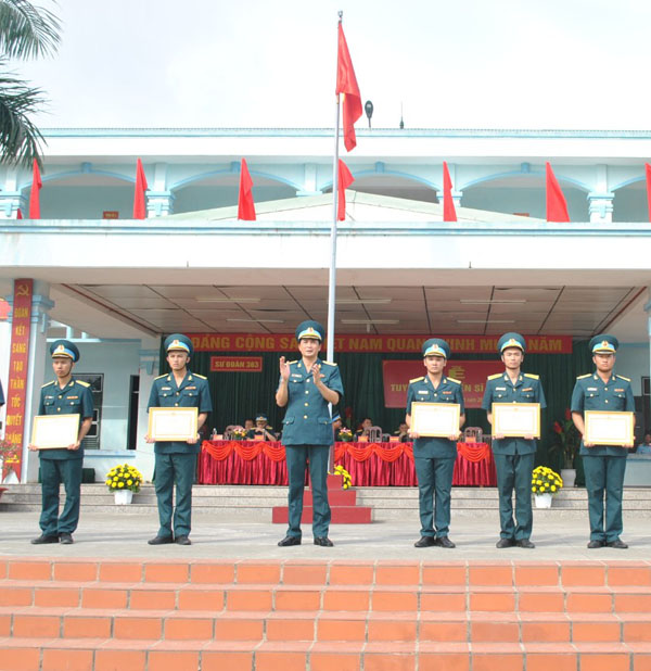 Các đơn vị trong Quân chủng Phòng không - Không quân tổ chức lễ tuyên thệ chiến sĩ mới năm 2020