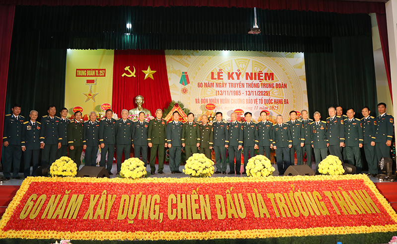 Trung đoàn 257 kỷ niệm 60 năm Ngày truyền thống và đón nhận Huân chương bảo vệ Tổ quốc hạng Ba