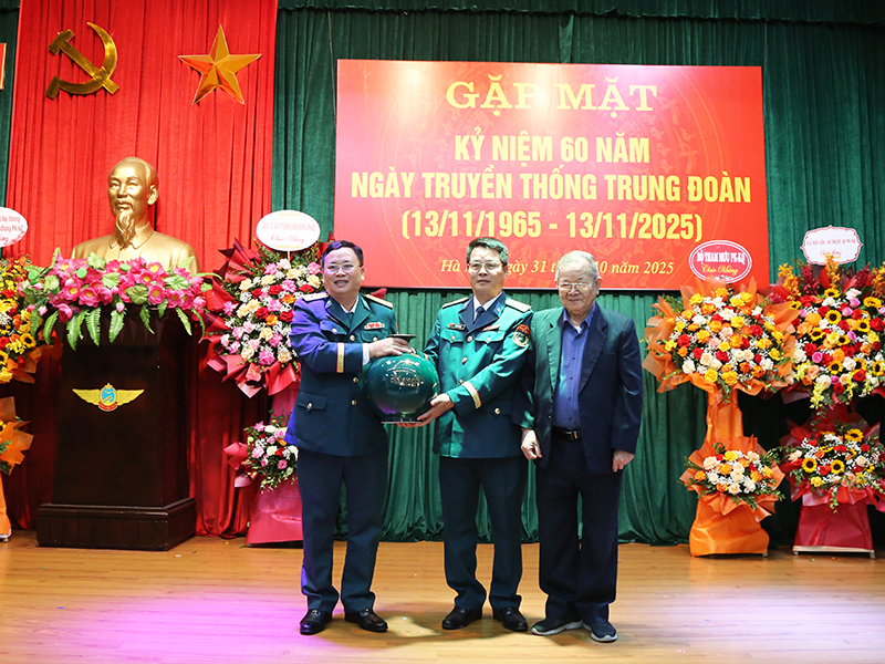 Trung đoàn 274 tổ chức Gặp mặt kỷ niệm 60 năm Ngày truyền thống (13-11-1965 / 13-11-2025)