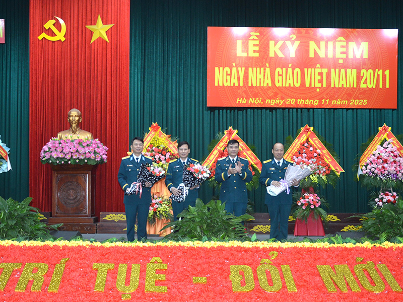 Học viện Ph&ograve;ng kh&ocirc;ng - Kh&ocirc;ng qu&acirc;n tổ chức Lễ kỷ niệm Ng&agrave;y Nh&agrave; gi&aacute;o Việt Nam 20-11
