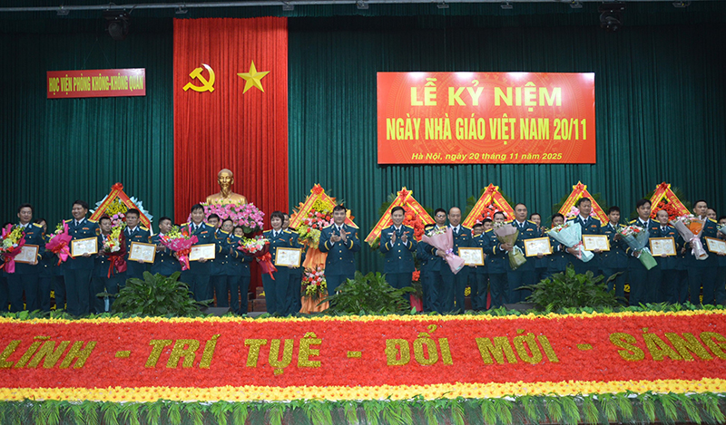 Học viện Ph&ograve;ng kh&ocirc;ng - Kh&ocirc;ng qu&acirc;n tổ chức Lễ kỷ niệm Ng&agrave;y Nh&agrave; gi&aacute;o Việt Nam 20-11