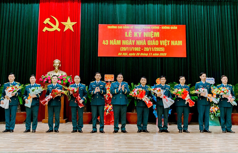 Trường Cao đẳng Kỹ thuật Phòng không - Không quân tổ chức Lễ kỷ niệm 43 năm Ngày Nhà giáo Việt Nam (20-11-1982 / 20-11-2025)