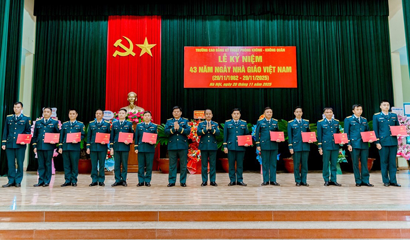 Trường Cao đẳng Kỹ thuật Phòng không - Không quân tổ chức Lễ kỷ niệm 43 năm Ngày Nhà giáo Việt Nam (20-11-1982 / 20-11-2025)