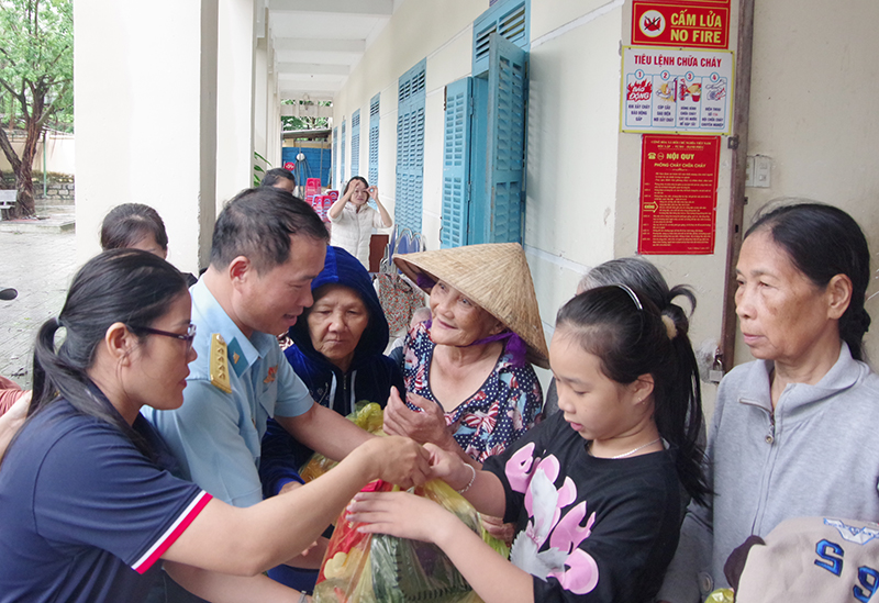 Sư đoàn 377 tặng quà hỗ trợ nhân dân vùng lũ