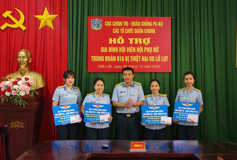 Kịp thời hỗ trợ các đồng đội bị ảnh hưởng bởi lũ lụt