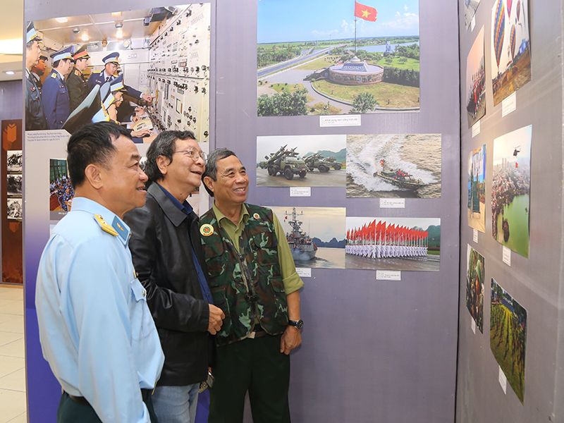 Khai mạc Triển l&atilde;m ảnh thời sự, nghệ thuật &ldquo;Bản h&ugrave;ng ca quyết thắng&rdquo;
