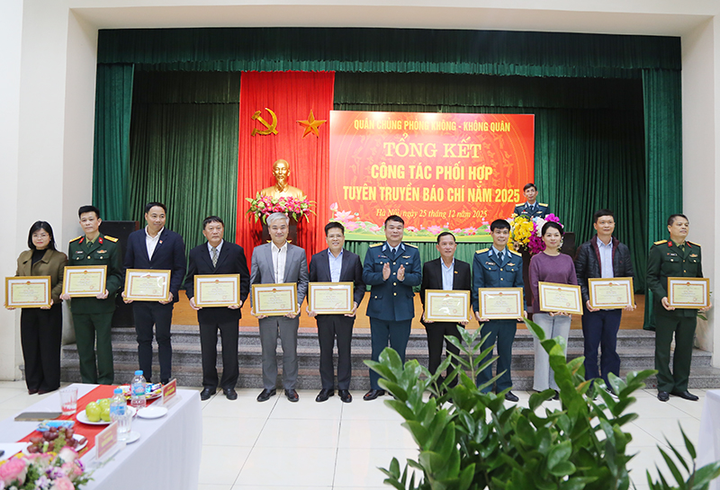 Qu&acirc;n chủng Ph&ograve;ng kh&ocirc;ng - Kh&ocirc;ng qu&acirc;n tổng kết c&ocirc;ng t&aacute;c phối hợp tuy&ecirc;n truyền b&aacute;o ch&iacute; năm 2025