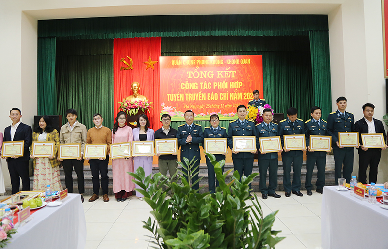 Qu&acirc;n chủng Ph&ograve;ng kh&ocirc;ng - Kh&ocirc;ng qu&acirc;n tổng kết c&ocirc;ng t&aacute;c phối hợp tuy&ecirc;n truyền b&aacute;o ch&iacute; năm 2025