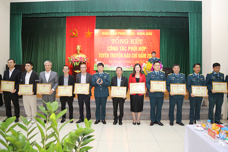 Qu&acirc;n chủng Ph&ograve;ng kh&ocirc;ng - Kh&ocirc;ng qu&acirc;n tổng kết c&ocirc;ng t&aacute;c phối hợp tuy&ecirc;n truyền b&aacute;o ch&iacute; năm 2025