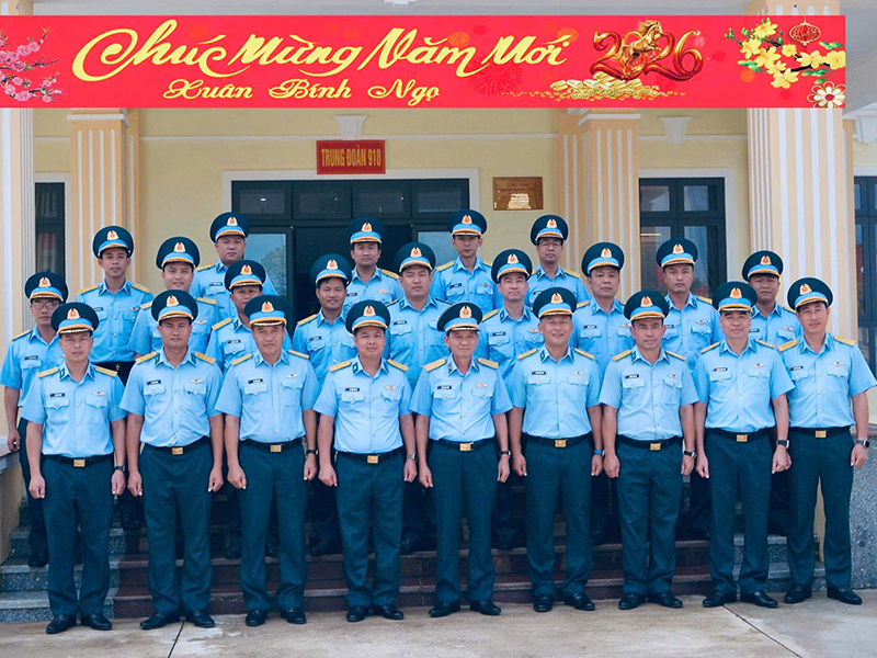 Trung tướng Trần Ngọc Quyến - Ch&iacute;nh ủy Qu&acirc;n chủng Ph&ograve;ng kh&ocirc;ng - Kh&ocirc;ng qu&acirc;n thăm v&agrave; ch&uacute;c tết Trung đo&agrave;n 910 v&agrave; Trung đo&agrave;n 940