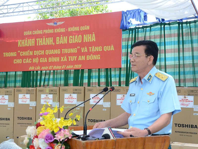 Qu&acirc;n chủng Ph&ograve;ng kh&ocirc;ng - Kh&ocirc;ng qu&acirc;n kh&aacute;nh th&agrave;nh, b&agrave;n giao nh&agrave; trong &ldquo;Chiến dịch Quang Trung&rdquo; v&agrave; tặng qu&agrave; cho c&aacute;c hộ gia đ&igrave;nh ở c&aacute;c x&atilde; thuộc tỉnh Đắk Lắk