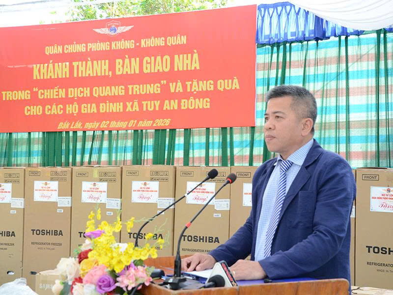 Qu&acirc;n chủng Ph&ograve;ng kh&ocirc;ng - Kh&ocirc;ng qu&acirc;n kh&aacute;nh th&agrave;nh, b&agrave;n giao nh&agrave; trong &ldquo;Chiến dịch Quang Trung&rdquo; v&agrave; tặng qu&agrave; cho c&aacute;c hộ gia đ&igrave;nh ở c&aacute;c x&atilde; thuộc tỉnh Đắk Lắk