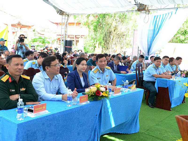Qu&acirc;n chủng Ph&ograve;ng kh&ocirc;ng - Kh&ocirc;ng qu&acirc;n kh&aacute;nh th&agrave;nh, b&agrave;n giao nh&agrave; trong &ldquo;Chiến dịch Quang Trung&rdquo; v&agrave; tặng qu&agrave; cho c&aacute;c hộ gia đ&igrave;nh ở c&aacute;c x&atilde; thuộc tỉnh Đắk Lắk