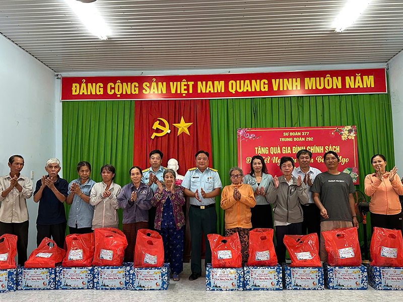 Trung đo&agrave;n 292 thăm hỏi, ch&uacute;c Tết c&aacute;c gia đ&igrave;nh ch&iacute;nh s&aacute;ch tr&ecirc;n địa b&agrave;n