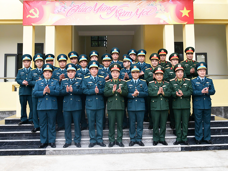 Tổng cục Ch&iacute;nh trị Qu&acirc;n đội nh&acirc;n d&acirc;n Việt Nam kiểm tra, ch&uacute;c Tết Trung đo&agrave;n 923