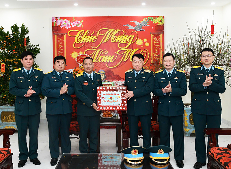 Tổng cục Ch&iacute;nh trị Qu&acirc;n đội nh&acirc;n d&acirc;n Việt Nam kiểm tra, ch&uacute;c Tết Trung đo&agrave;n 923