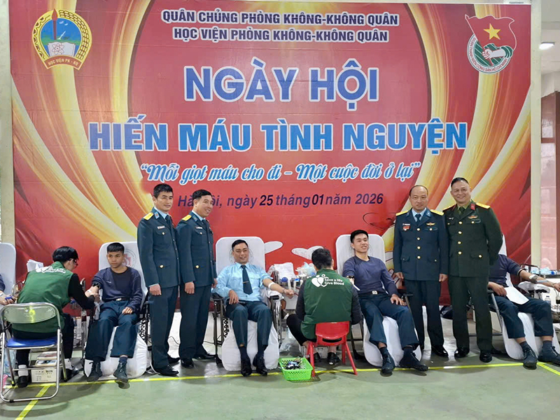 Học viện Ph&ograve;ng kh&ocirc;ng - Kh&ocirc;ng qu&acirc;n phối hợp Bệnh viện Trung ương Qu&acirc;n đội 108 tổ chức Ng&agrave;y hội hiến m&aacute;u t&igrave;nh nguyện