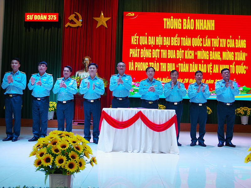 Sư đo&agrave;n 375 th&ocirc;ng b&aacute;o nhanh kết quả Đại hội đại biểu to&agrave;n quốc lần thứ XIV của Đảng v&agrave; ph&aacute;t động đợt thi đua đột k&iacute;ch &ldquo;Mừng Đảng, Mừng Xu&acirc;n&rdquo;