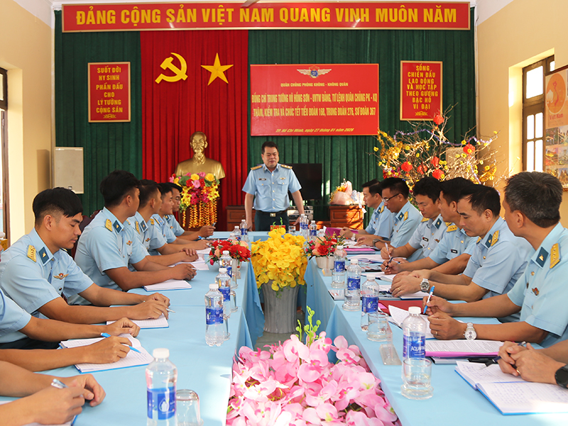 Tư lệnh Qu&acirc;n chủng Ph&ograve;ng kh&ocirc;ng - Kh&ocirc;ng qu&acirc;n kiểm tra, ch&uacute;c Tết c&aacute;c đơn vị thuộc Sư đo&agrave;n 367