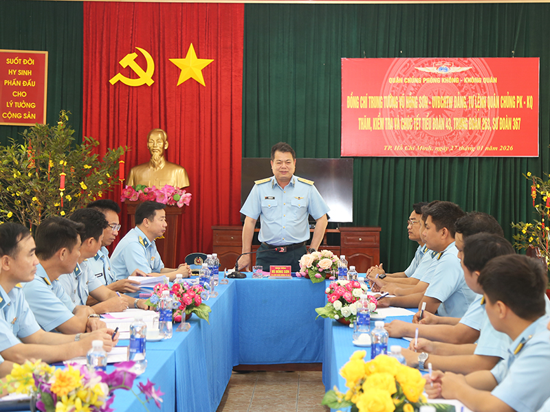 Tư lệnh Qu&acirc;n chủng Ph&ograve;ng kh&ocirc;ng - Kh&ocirc;ng qu&acirc;n kiểm tra, ch&uacute;c Tết c&aacute;c đơn vị thuộc Sư đo&agrave;n 367