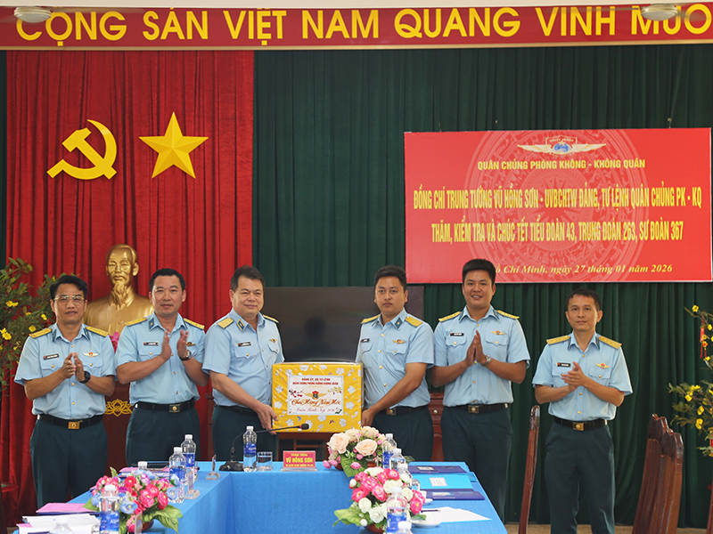 Tư lệnh Qu&acirc;n chủng Ph&ograve;ng kh&ocirc;ng - Kh&ocirc;ng qu&acirc;n kiểm tra, ch&uacute;c Tết c&aacute;c đơn vị thuộc Sư đo&agrave;n 367