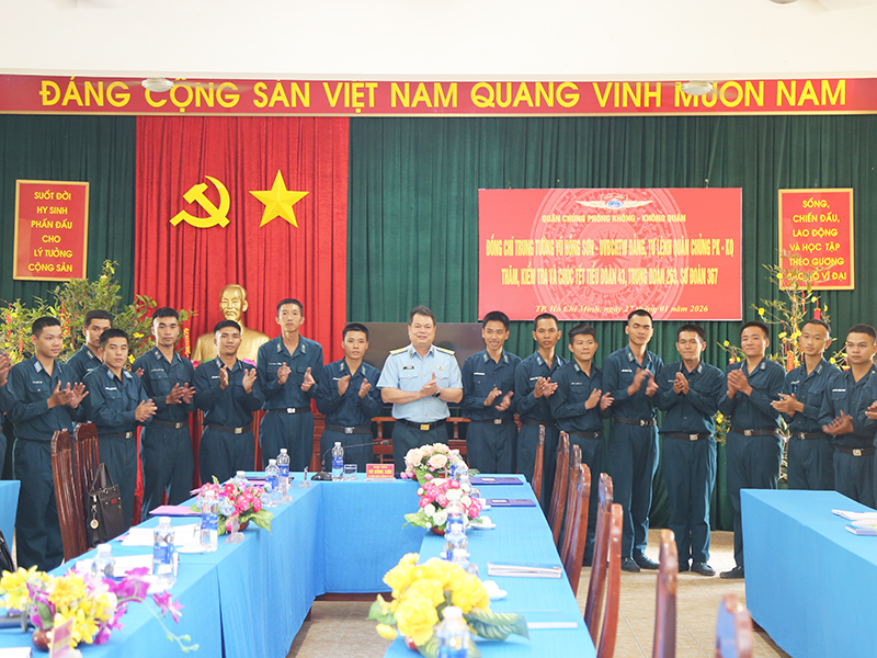 Tư lệnh Qu&acirc;n chủng Ph&ograve;ng kh&ocirc;ng - Kh&ocirc;ng qu&acirc;n kiểm tra, ch&uacute;c Tết c&aacute;c đơn vị thuộc Sư đo&agrave;n 367