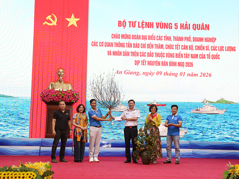 Bộ Tư lệnh V&ugrave;ng 5 Hải qu&acirc;n ch&agrave;o mừng đo&agrave;n đại biểu c&aacute;c tỉnh, th&agrave;nh phố, doanh nghiệp, c&aacute;c cơ quan th&ocirc;ng tấn b&aacute;o ch&iacute; đến thăm, ch&uacute;c Tết c&aacute;n bộ, chiến sĩ, c&aacute;c lực lượng v&agrave; Nh&acirc;n d&acirc;n tr&ecirc;n c&aacute;c đảo thuộc v&ugrave;ng biển T&acirc;y Nam của Tổ quốc