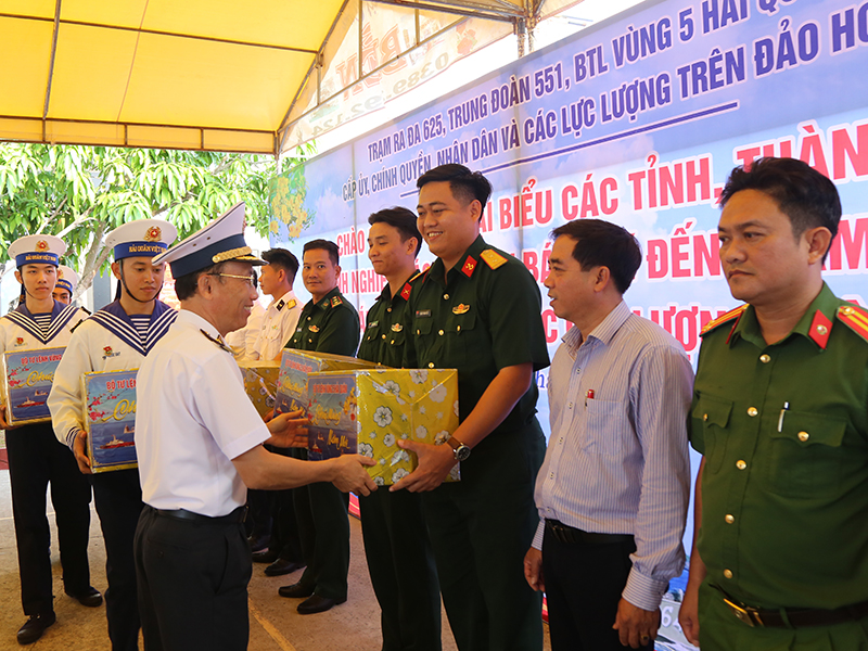 Bộ Tư lệnh V&ugrave;ng 5 Hải qu&acirc;n thăm, ch&uacute;c Tết c&aacute;n bộ, chiến sĩ, c&aacute;c lực lượng v&agrave; Nh&acirc;n d&acirc;n tr&ecirc;n c&aacute;c đảo v&ugrave;ng biển T&acirc;y Nam của Tổ quốc
