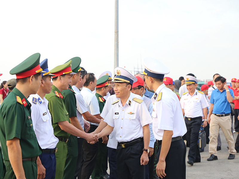 Bộ Tư lệnh V&ugrave;ng 5 Hải qu&acirc;n thăm, ch&uacute;c Tết c&aacute;n bộ, chiến sĩ, c&aacute;c lực lượng v&agrave; Nh&acirc;n d&acirc;n tr&ecirc;n c&aacute;c đảo v&ugrave;ng biển T&acirc;y Nam của Tổ quốc