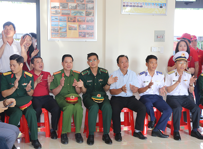 Bộ Tư lệnh V&ugrave;ng 5 Hải qu&acirc;n thăm, ch&uacute;c Tết c&aacute;n bộ, chiến sĩ, c&aacute;c lực lượng v&agrave; Nh&acirc;n d&acirc;n tr&ecirc;n c&aacute;c đảo v&ugrave;ng biển T&acirc;y Nam của Tổ quốc