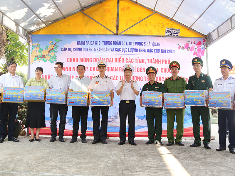 Bộ Tư lệnh V&ugrave;ng 5 Hải qu&acirc;n thăm, ch&uacute;c Tết c&aacute;n bộ, chiến sĩ, c&aacute;c lực lượng v&agrave; Nh&acirc;n d&acirc;n tr&ecirc;n c&aacute;c đảo v&ugrave;ng biển T&acirc;y Nam của Tổ quốc