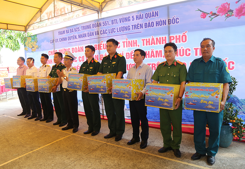 Bộ Tư lệnh V&ugrave;ng 5 Hải qu&acirc;n thăm, ch&uacute;c Tết c&aacute;n bộ, chiến sĩ, c&aacute;c lực lượng v&agrave; Nh&acirc;n d&acirc;n tr&ecirc;n c&aacute;c đảo v&ugrave;ng biển T&acirc;y Nam của Tổ quốc