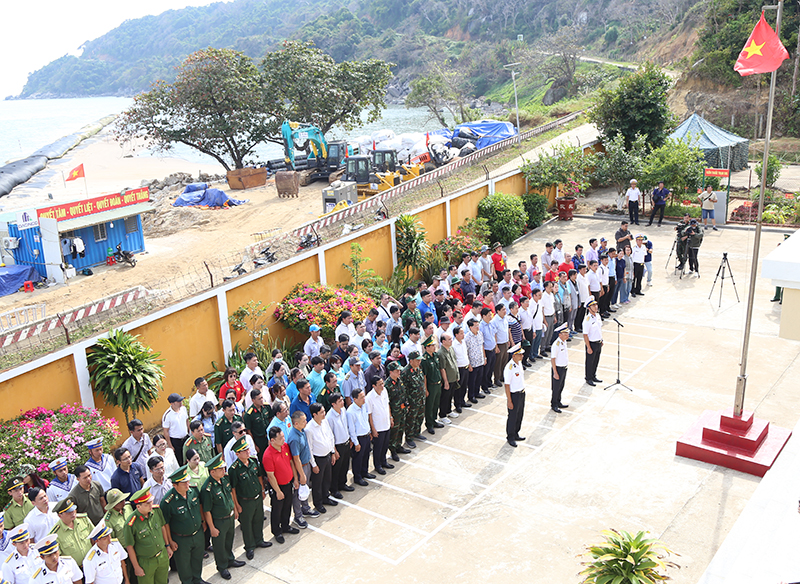 Bộ Tư lệnh V&ugrave;ng 5 Hải qu&acirc;n thăm, ch&uacute;c Tết c&aacute;n bộ, chiến sĩ, c&aacute;c lực lượng v&agrave; Nh&acirc;n d&acirc;n tr&ecirc;n c&aacute;c đảo v&ugrave;ng biển T&acirc;y Nam của Tổ quốc